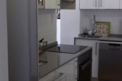 Cocina-lisa-bln-brillante-c-canto-metalico-1
