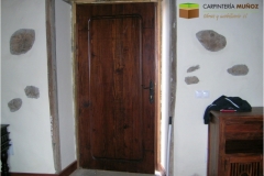 Entrada-maciza-mod.-Cedro-acabado-envejecido-1-hotel-rural
